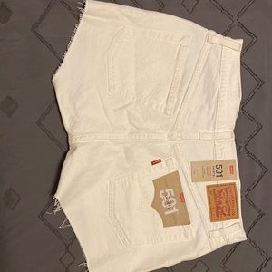 Levi’s button down shorts white